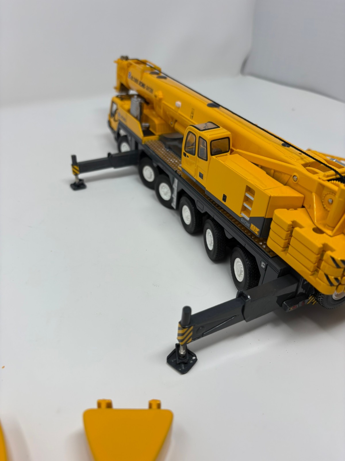 XCMG QAY200 Mobile Crane – China 1:50 Scale Diecast Model New