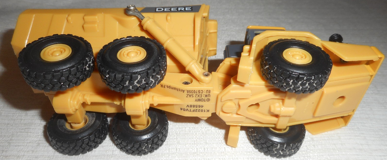 ERTL John Deere Articulated Dump Truck 5.5″ Long 1/64 Scale Diecast Plastic READ