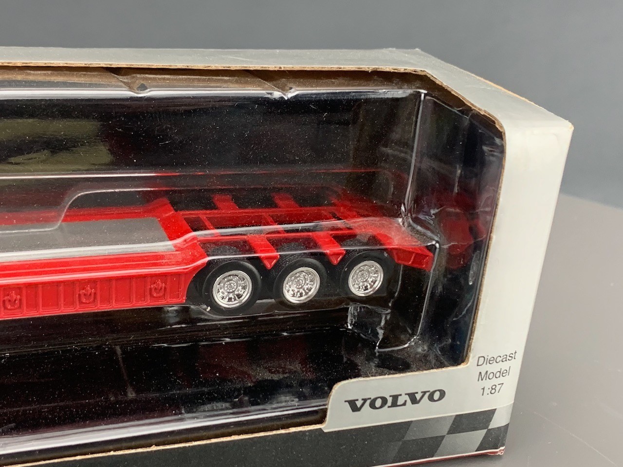HO MotorArt Diecast Volvo 460 Semitractor & Lowboy Trailer Red HO7670