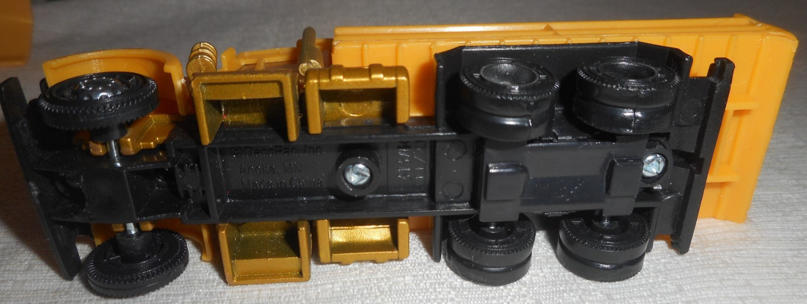 ERTL John Deere Articulated Dump Truck 5.5″ Long 1/64 Scale Diecast Plastic READ