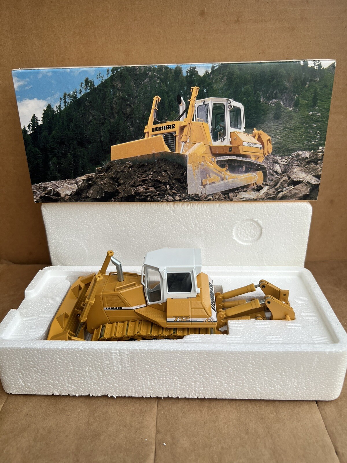 Conrad Liebherr PR 752 Dozer Crawler #2806 MIB