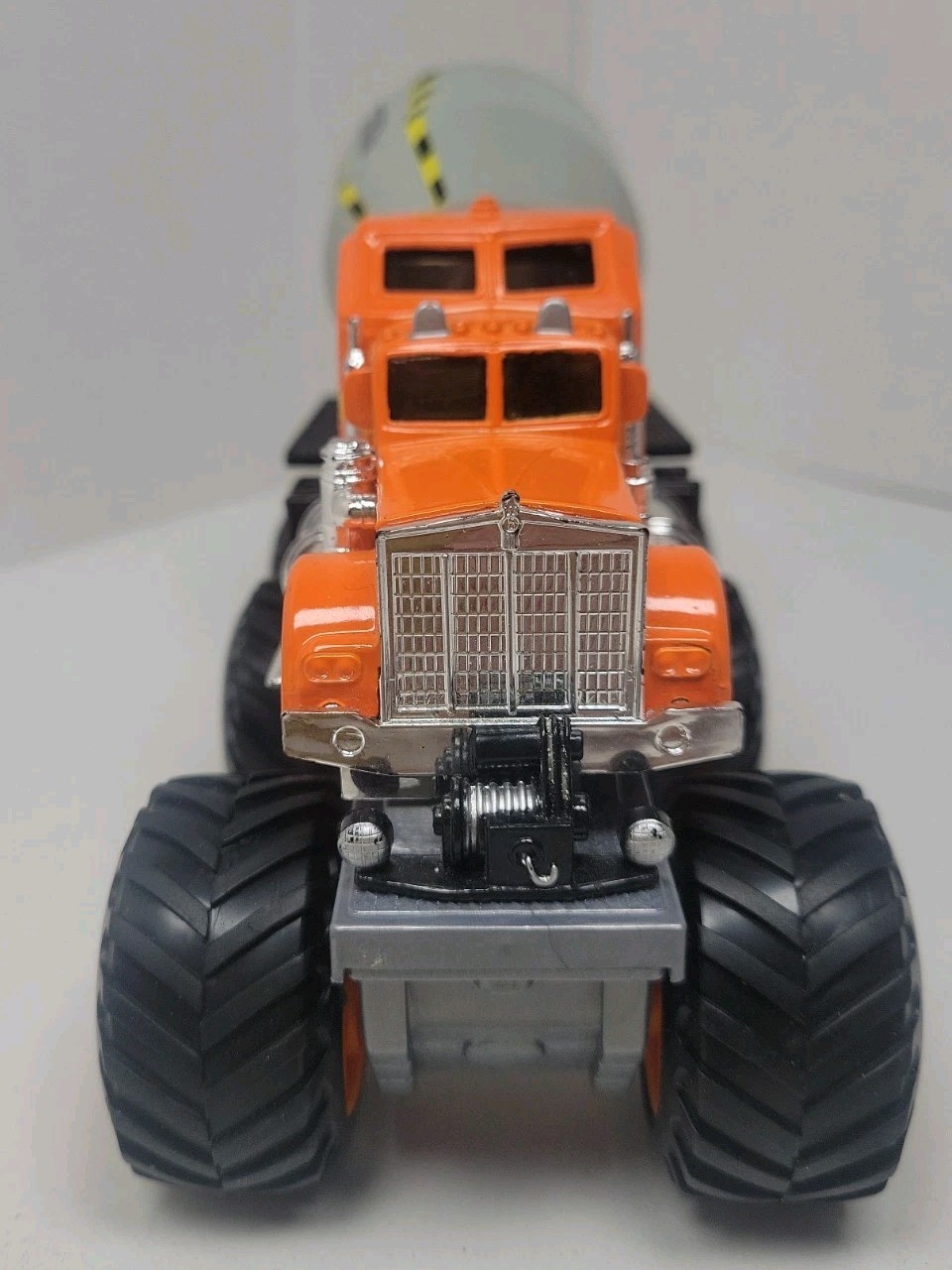 TONKA QUARRY MONSTERS CEMENT TRUCK 1:35 Die Cast Friction Power Maisto 2003