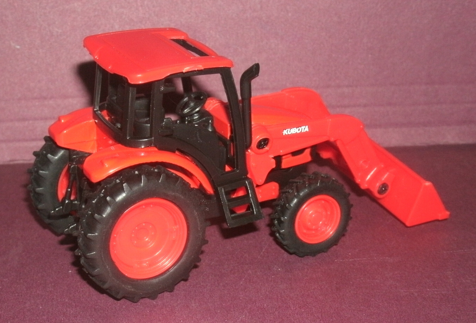1/43 Scale Kubota M5-111 Utility Tractor w/ Loader Toy Model (4″) New-Ray 34197