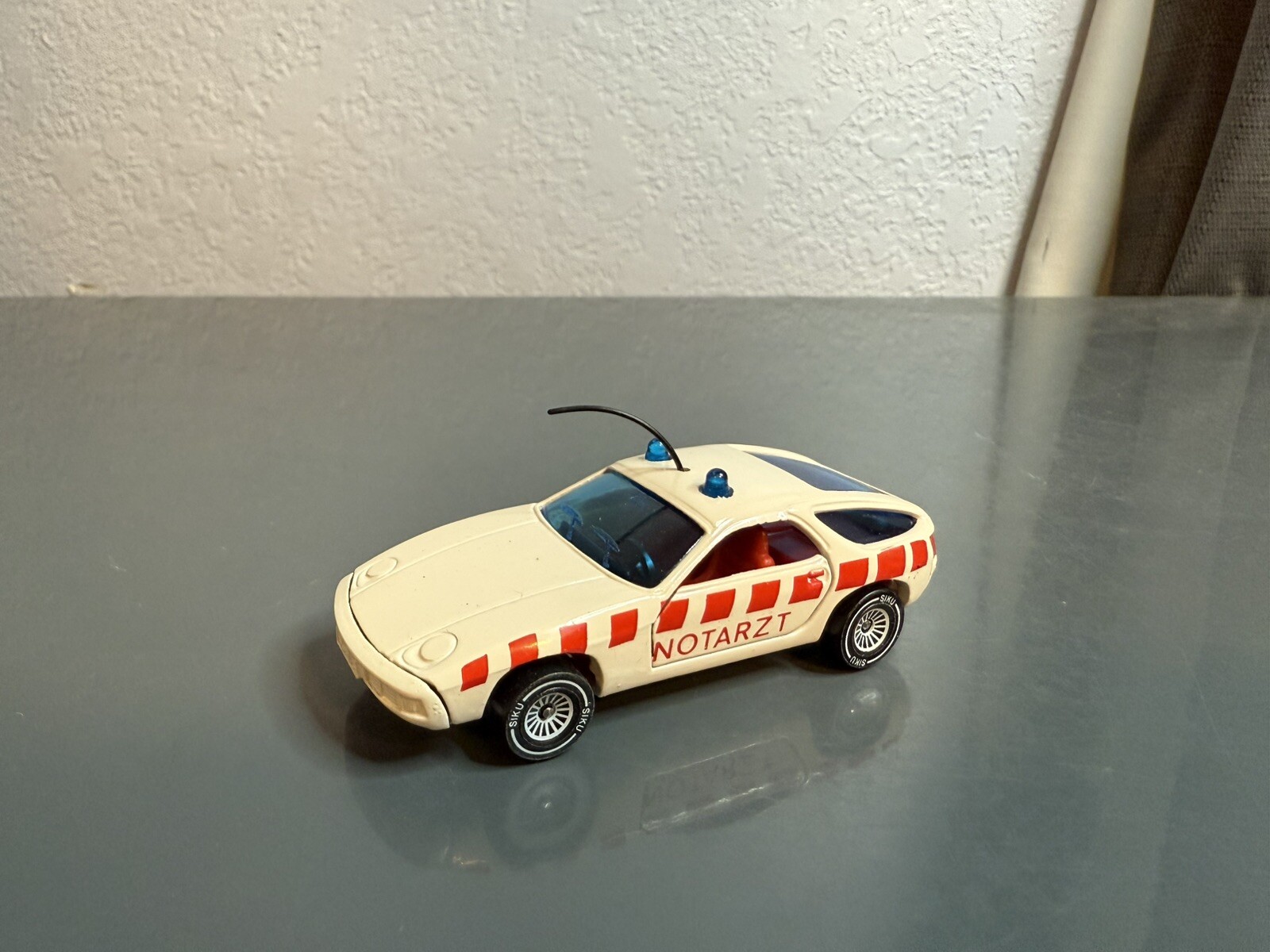 Vintage SIKU West Germany – PORSCHE 928 – NOTARZT – Police – No. 1037 – (Dc2)