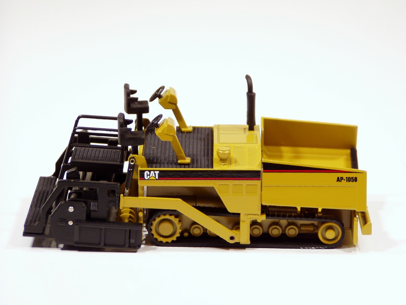 Caterpillar AP1050 Paver – “LAUNCH EDITION” – 1/50 – NZG #388 – MIB