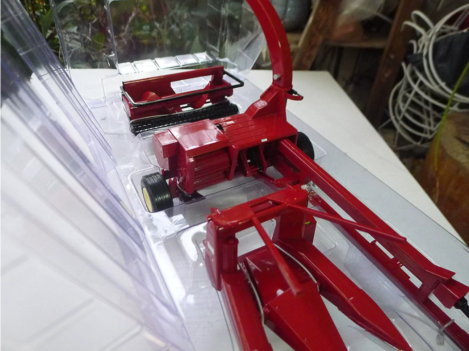 1:16 SpecCast ​CUST 2097 CASE IH 781 Forage Harvester Farm Machine Diecast Model