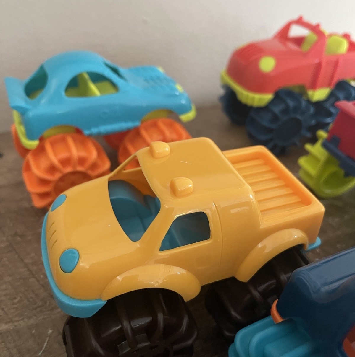 B. toys by Battat 6, 4″ Toy Cars – Water & Sand Vehicles, Beach Playset for Kids