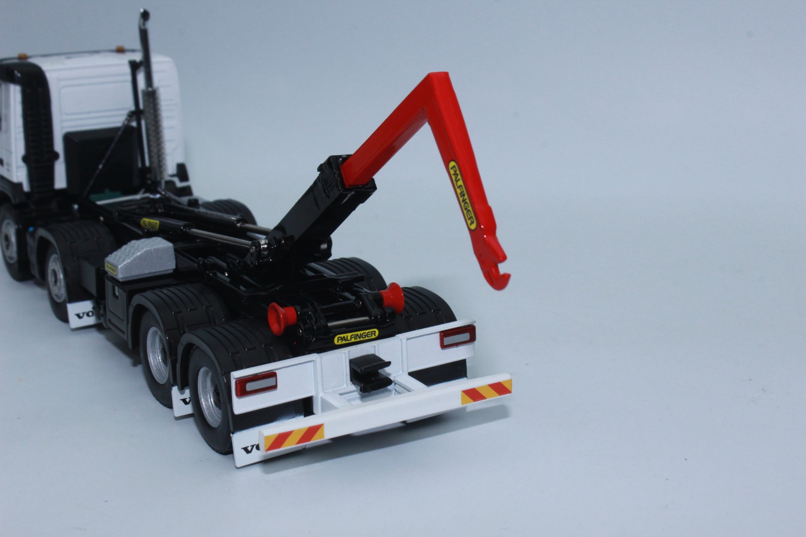 WSI 02-2428 Volvo FM4 8×4 Day Cab Lkw Abroller With Container 1:50 New Palfinger