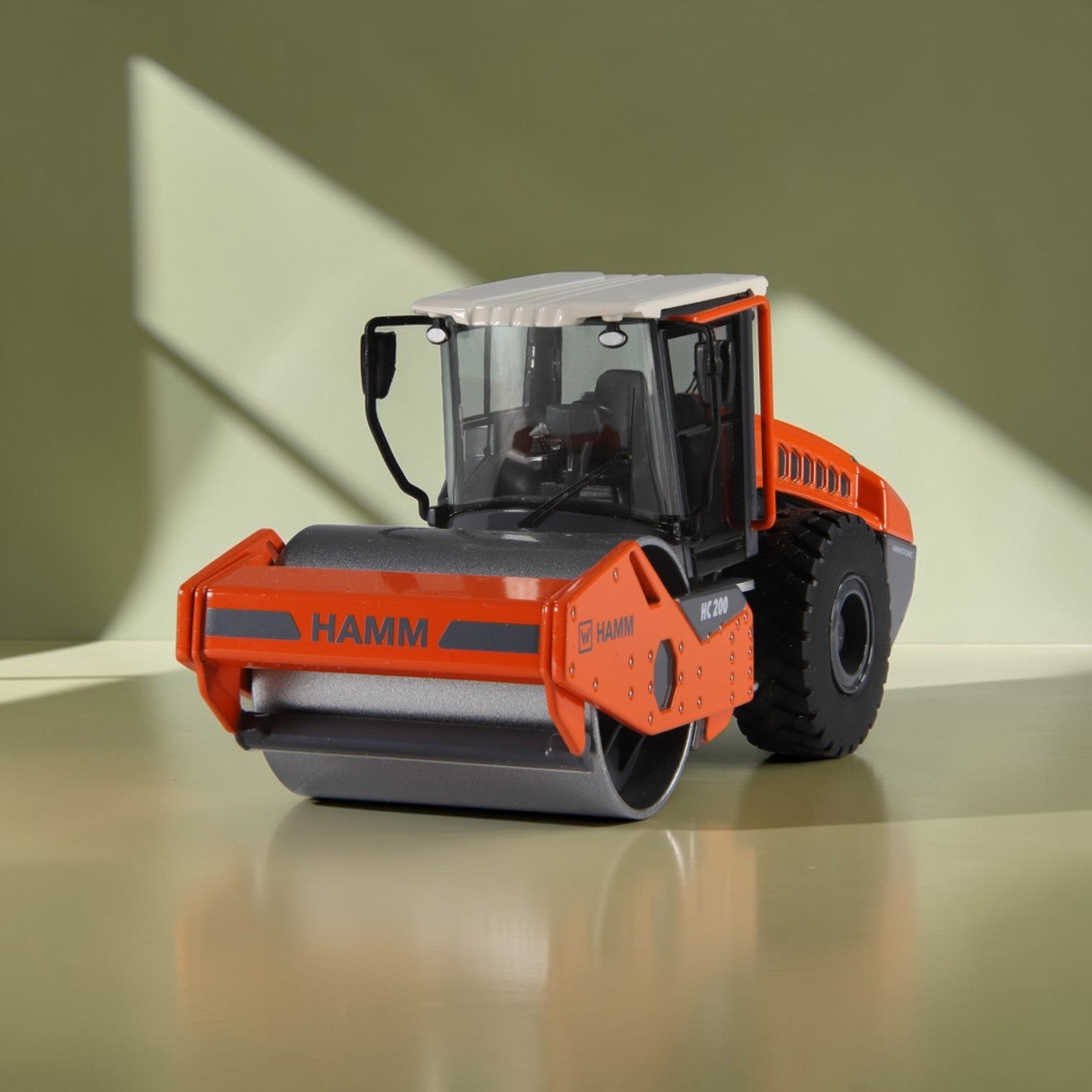 Hamm HC200 Smooth Roller Compactor – NZG 1:50 Scale Diecast Model #1041 New