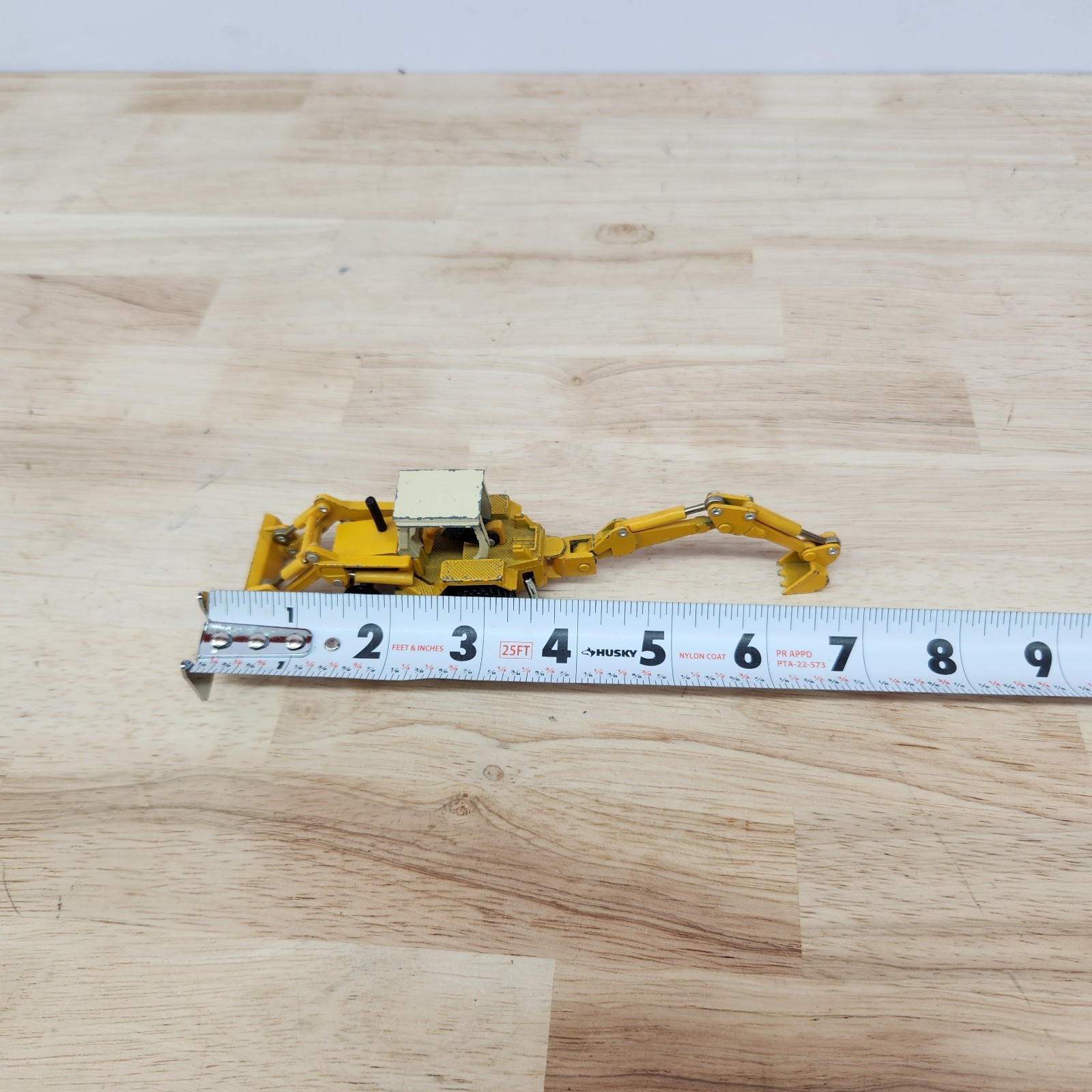 1:64 ERTL International Backhoe Loader Mighty Movers of the World