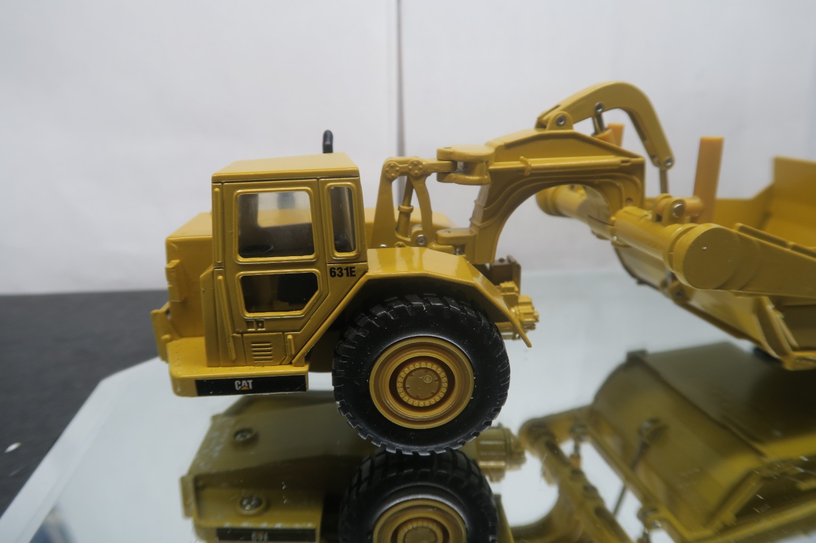 ERTL CAT #2430 1/50 SCALE CATERPILLAR 631E WHEEL TRACTOR SCRAPER UNUSED W/BOX!