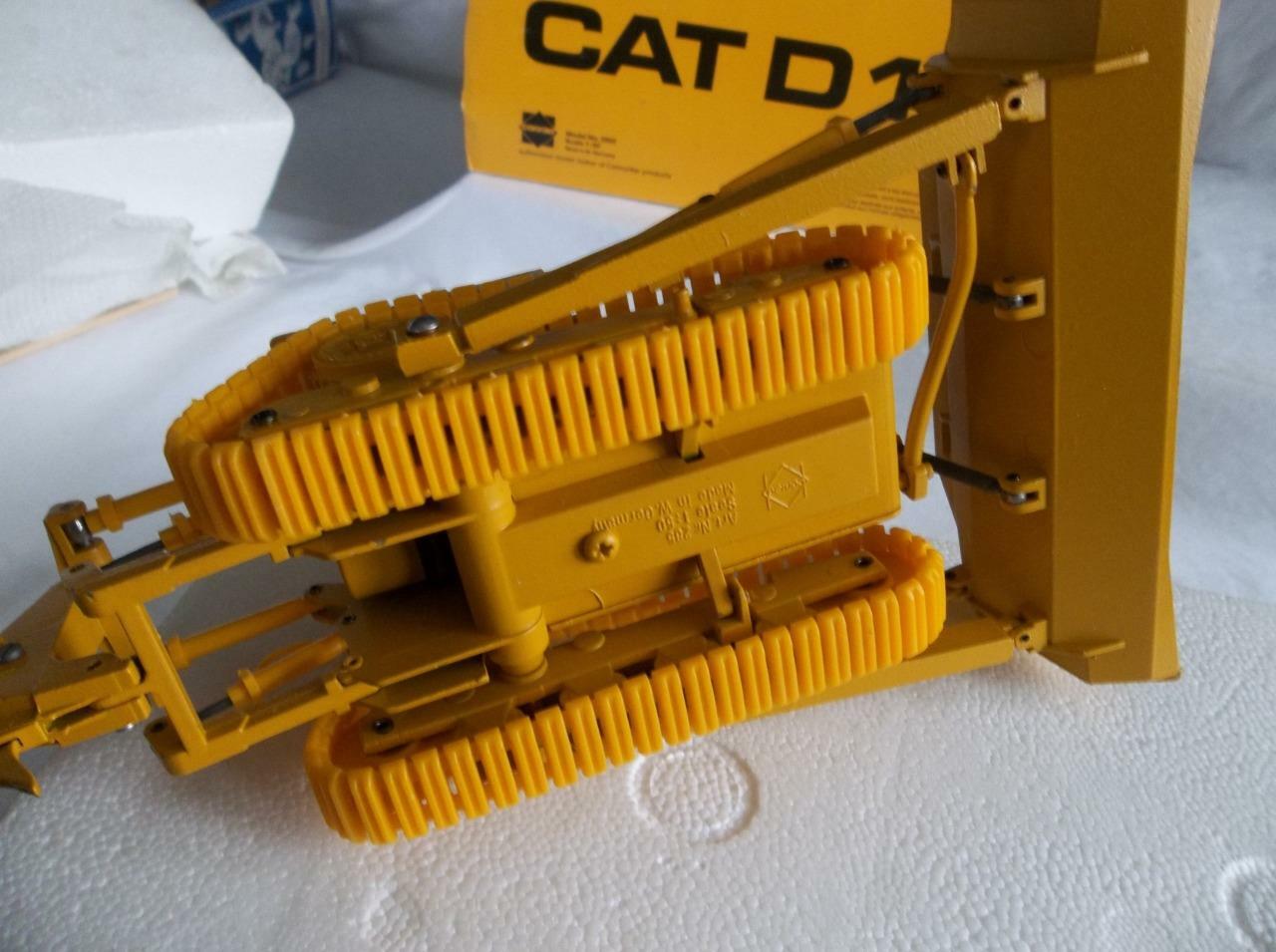 NIB Conrad 2852.1 CATERPILLAR D11N Track Dozer w/ Adjustable Ripper 1:50 Boxed