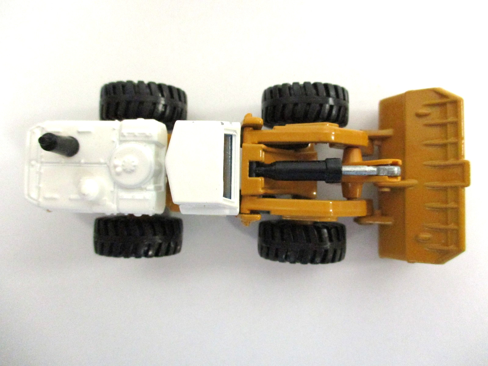 TOMICA / DANDY – INTERNATIONAL PAY LOADER 560 BUCKET LOADER- 1/80 DIECAST
