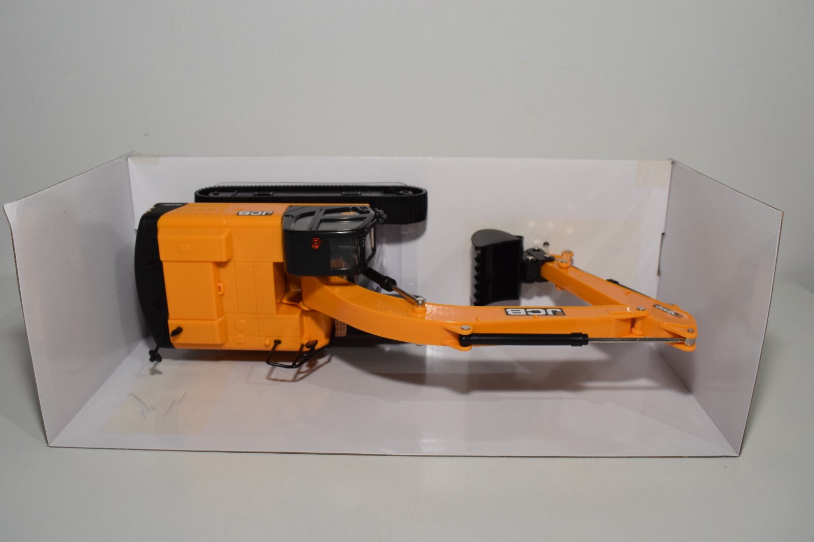B4 1:32 BRITAINS JCB JS330 JS 330 TRACKED EXCAVATOR CRANE MIB VERY RARE!