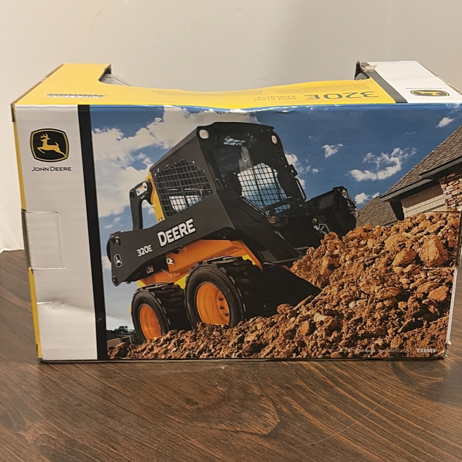 John Deere TBE45461 ERTL 1/16 Scale 320E Prestige Collection Die Cast (RM)