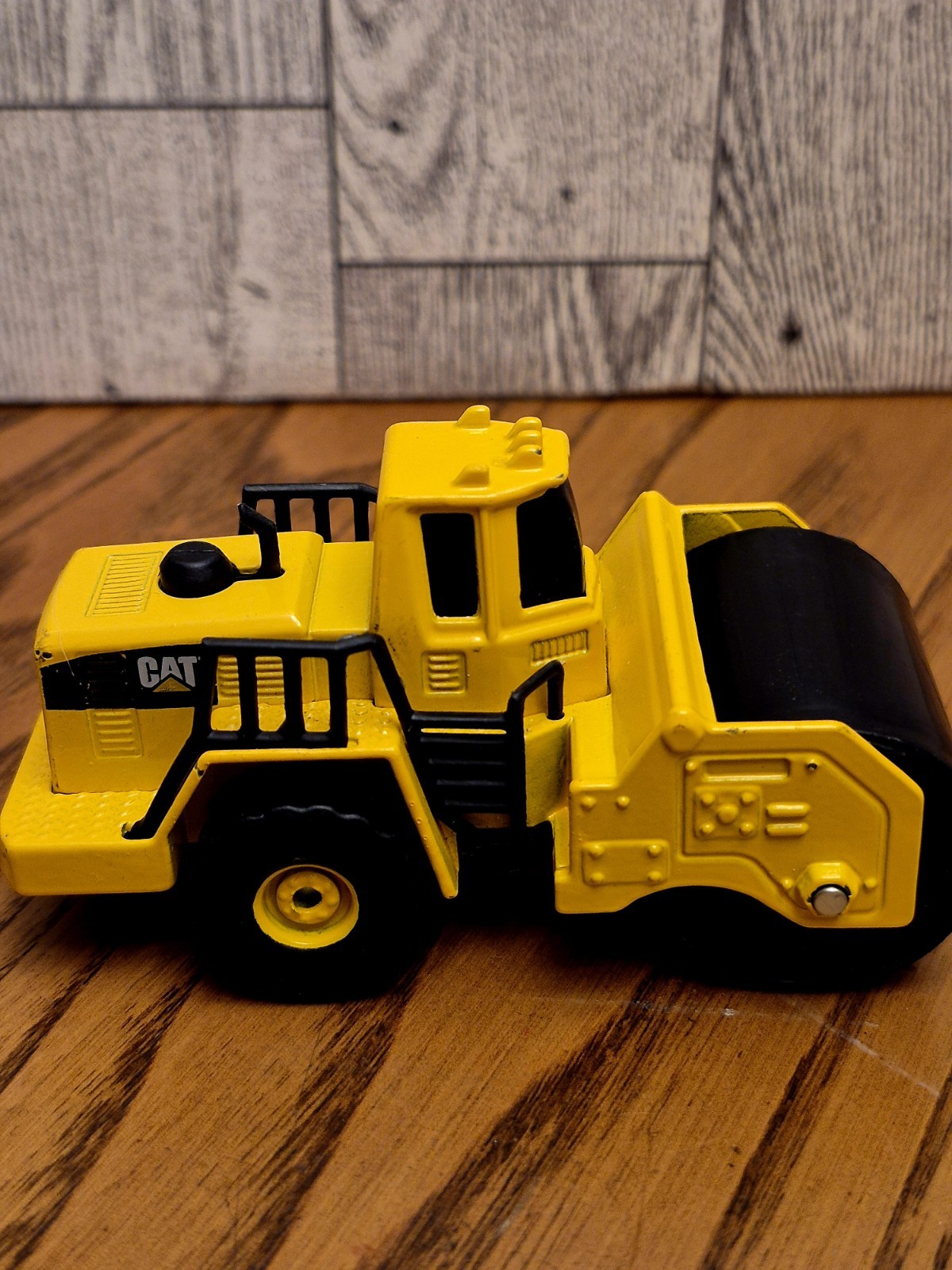 Funrise 1:64 Scale Caterpillar CAT Pavement Steam Roller
