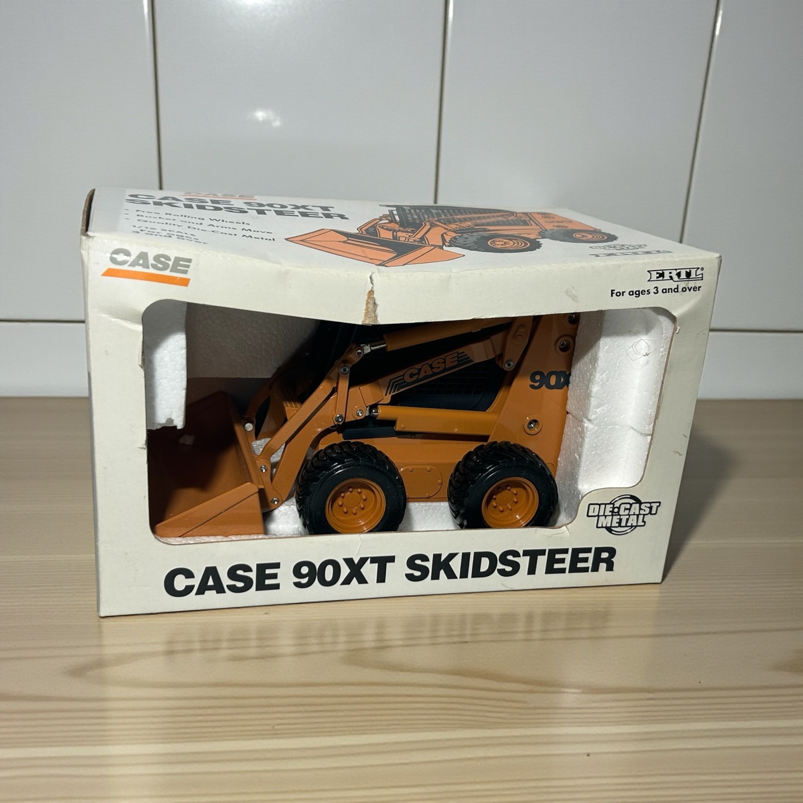 Ertl Case 90XT Skidsteer 1:16 Die-Cast Metal Replica Movable Bucket & Arms NIB