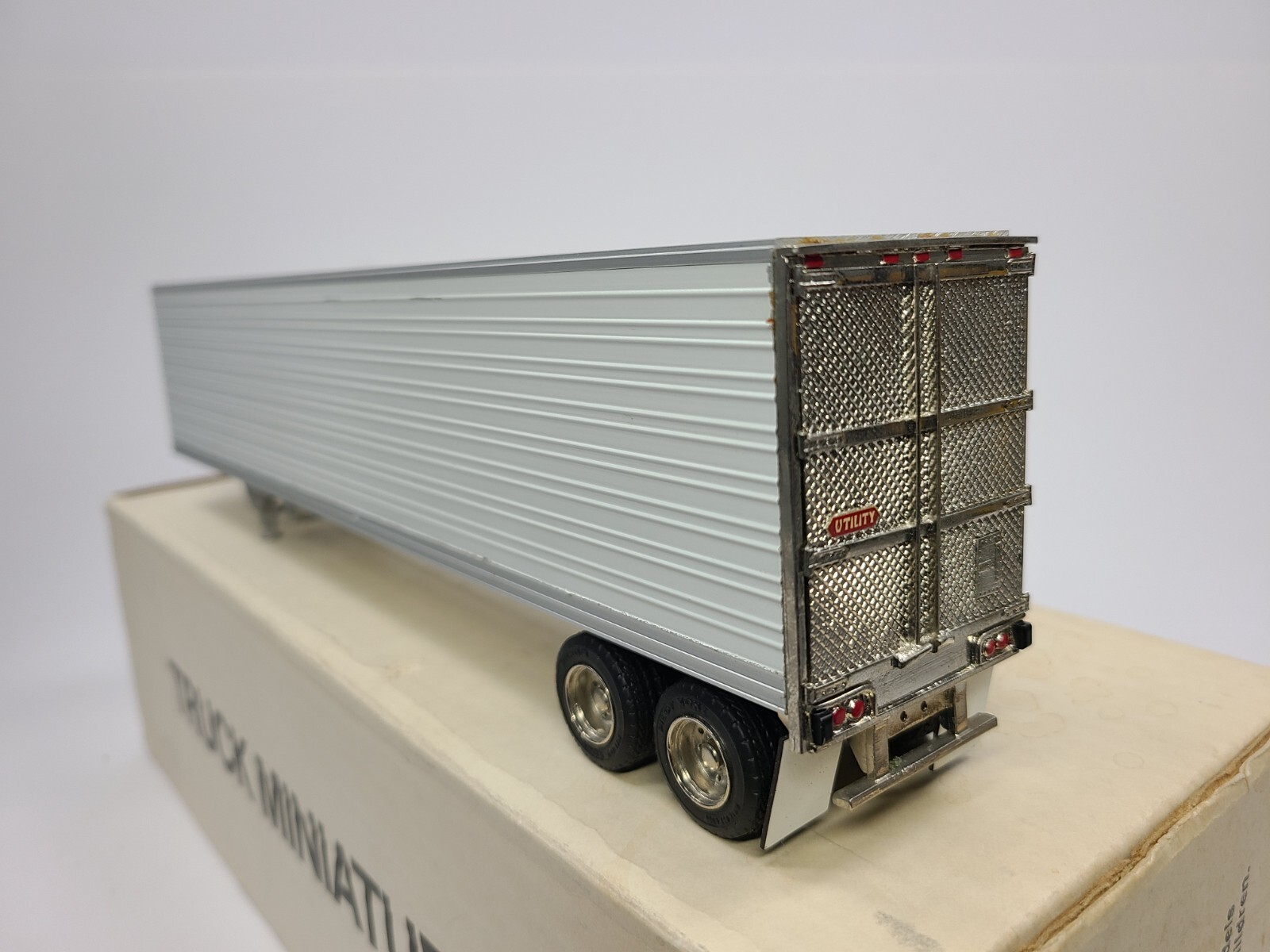 Utility 48′ Thermo King Reefer Van Trailer Truck Miniatures 1:48 Scale Model