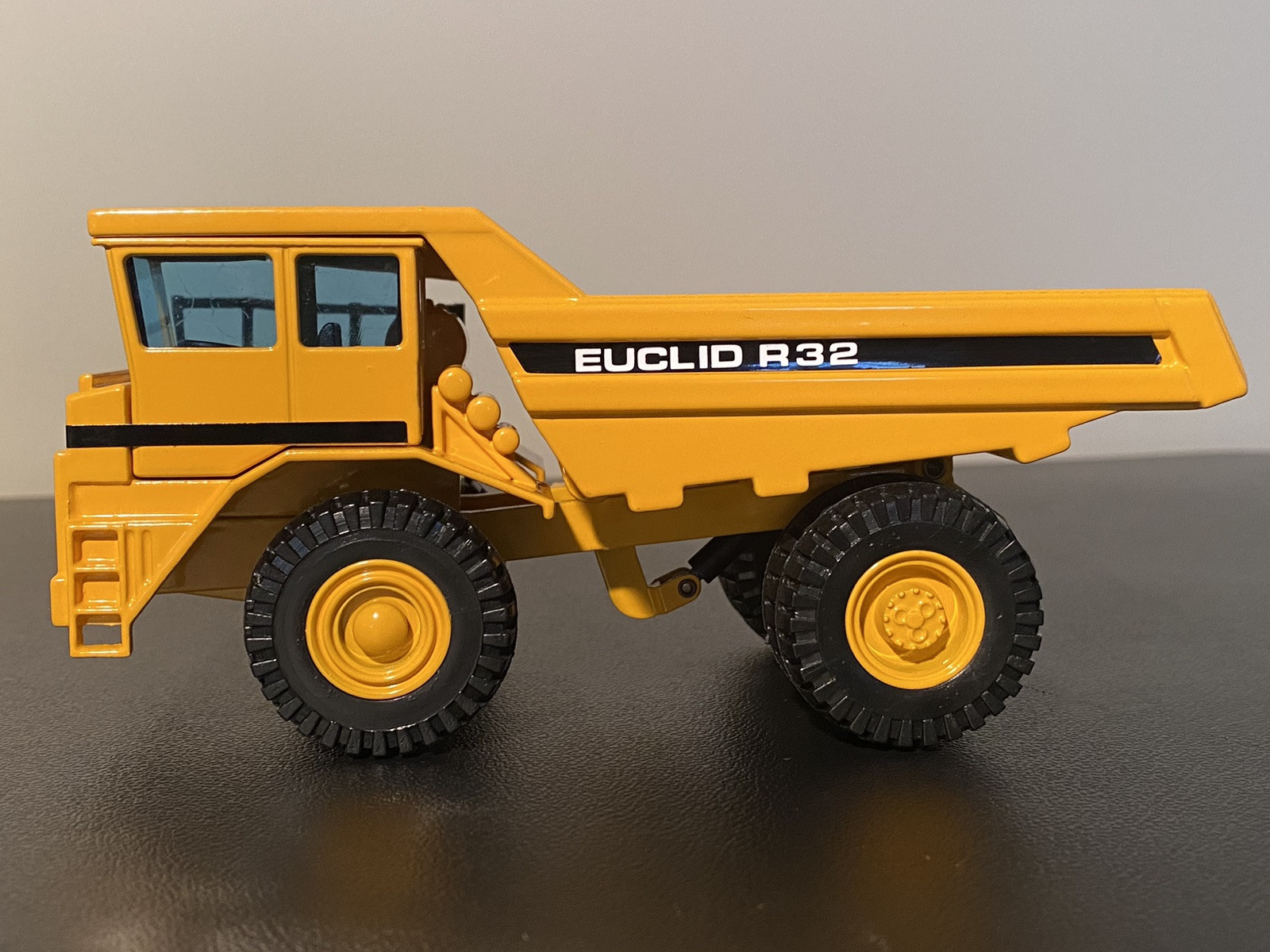 JOAL 1:50 die-cast #228 Euclid R32 Rigid Mine Dump Truck NEW condition!