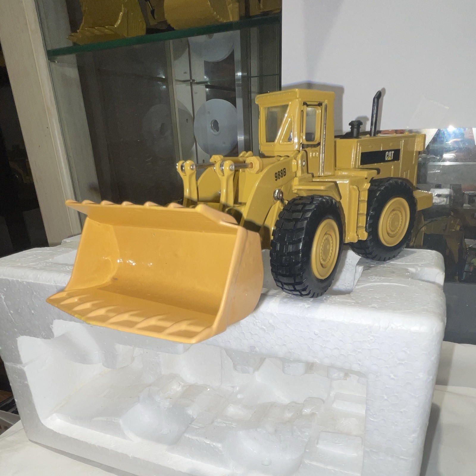 Ertl CAT Caterpillar 988B Wheel Loader Diecast Metal 1:50 Scale MPN 2435