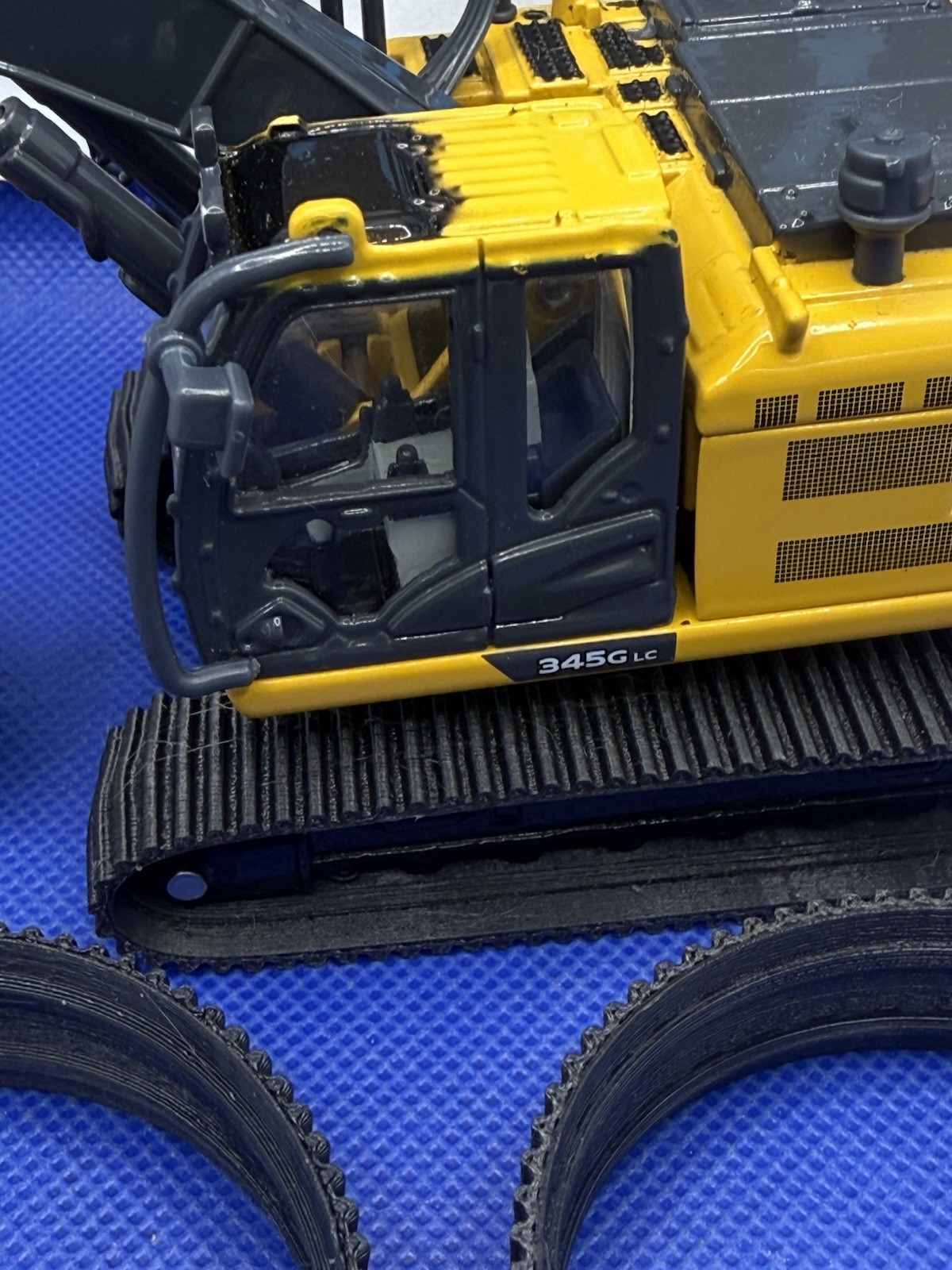new tracks for ERTL Diecast John Deere 345G LC Excavator Equipment 1/50