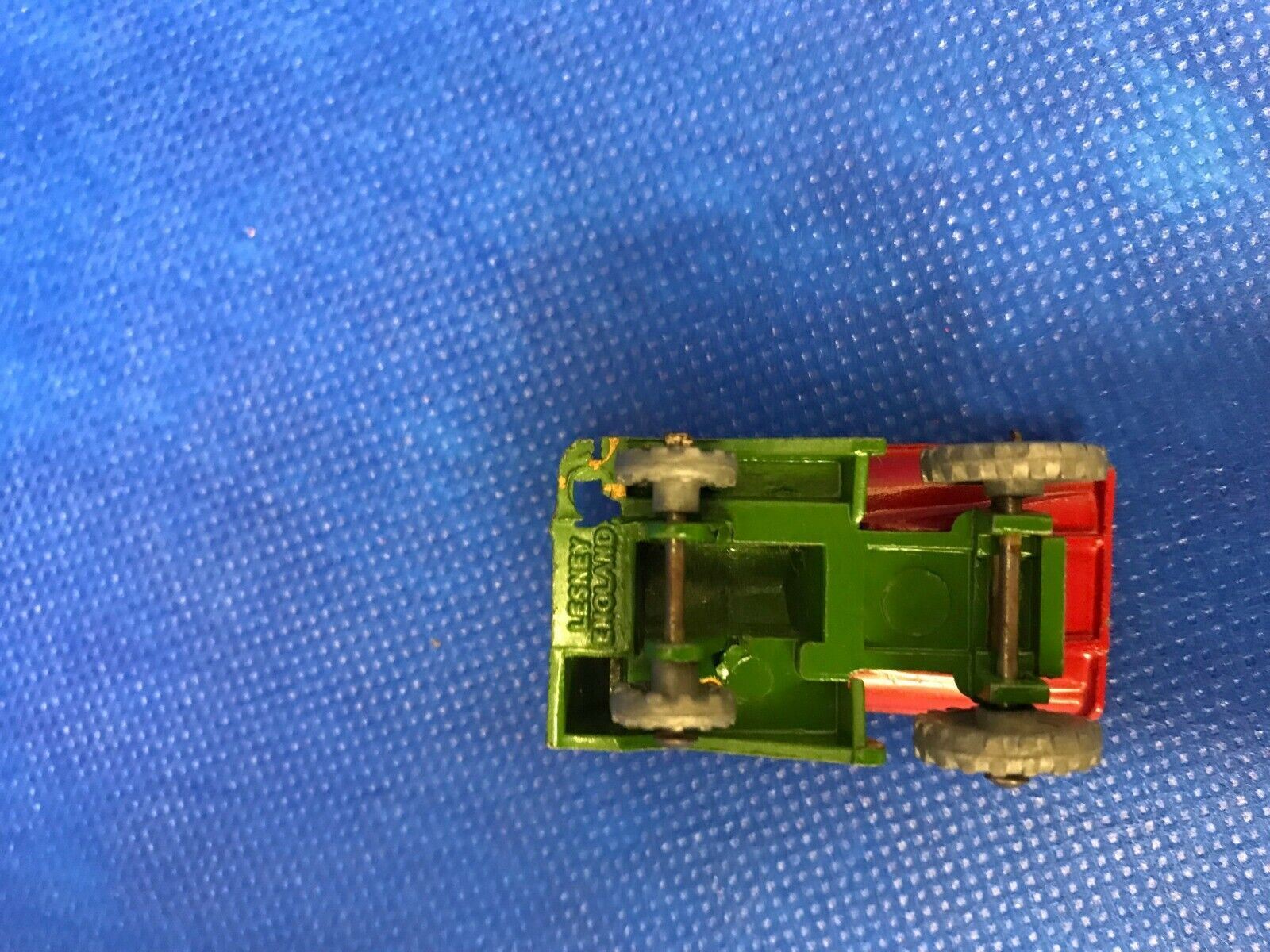 VINTAGE LESNEY ENGLAND NO. 2 DUMP TRUCK 1950’S RED GREEN YELLOW MAN METAL WHEELS