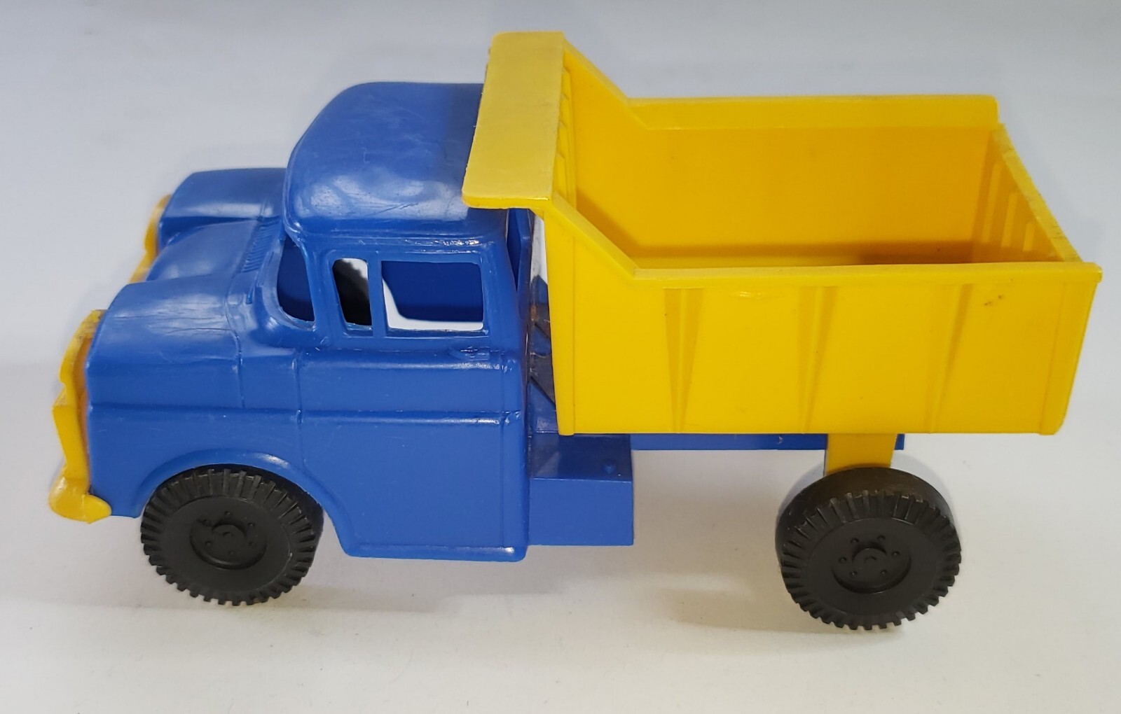 Vintage Plastic Dump Truck Made in Canada 6″ Long Played Wear Unbranded