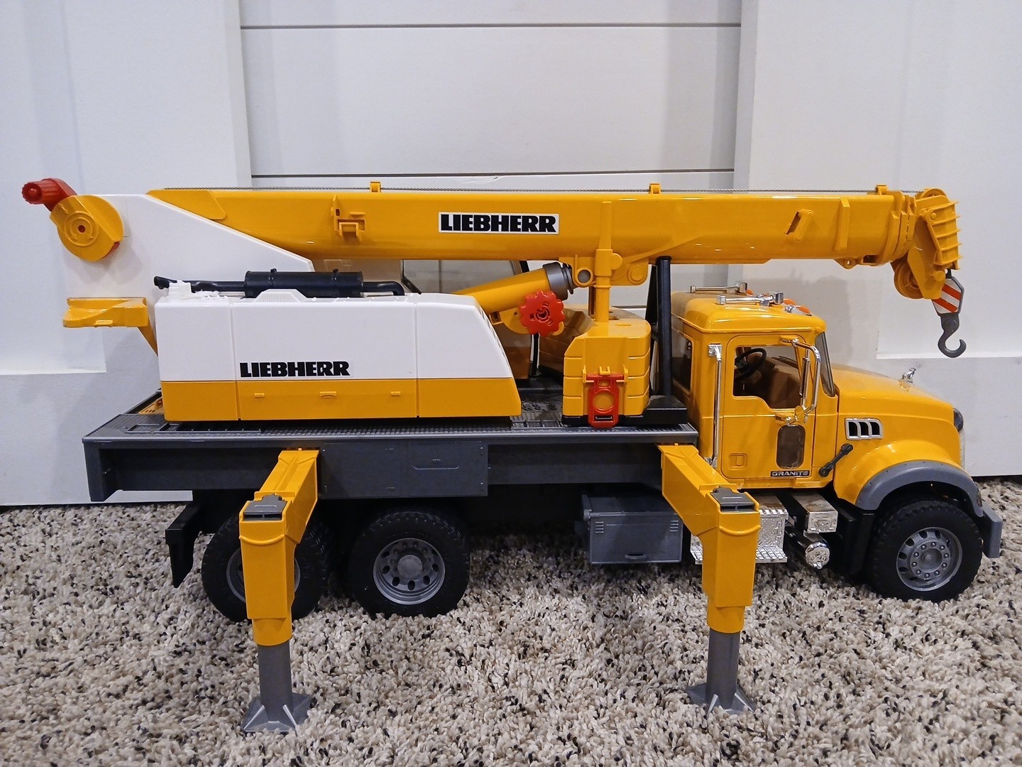 Mack Granite Liebherr Crane Truck 26″ w/ Crane Hook and Rope Bruder 2818