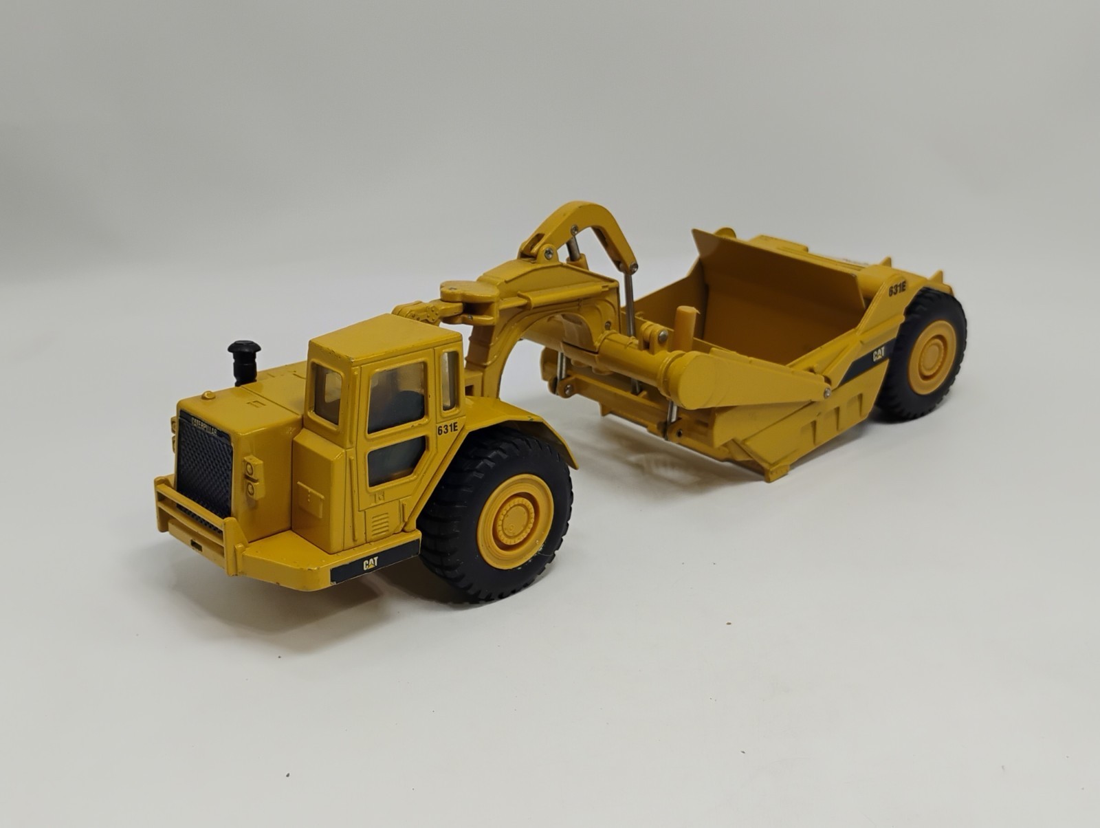 ERTL 1:50 Scale Caterpillar Cat 631E Wheel Tractor Scraper FOR PARTS OR REPAIR