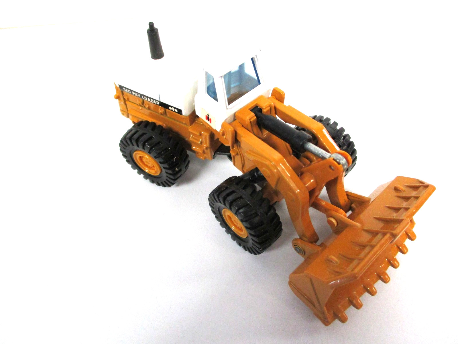 TOMICA / DANDY – INTERNATIONAL PAY LOADER 560 BUCKET LOADER- 1/80 DIECAST