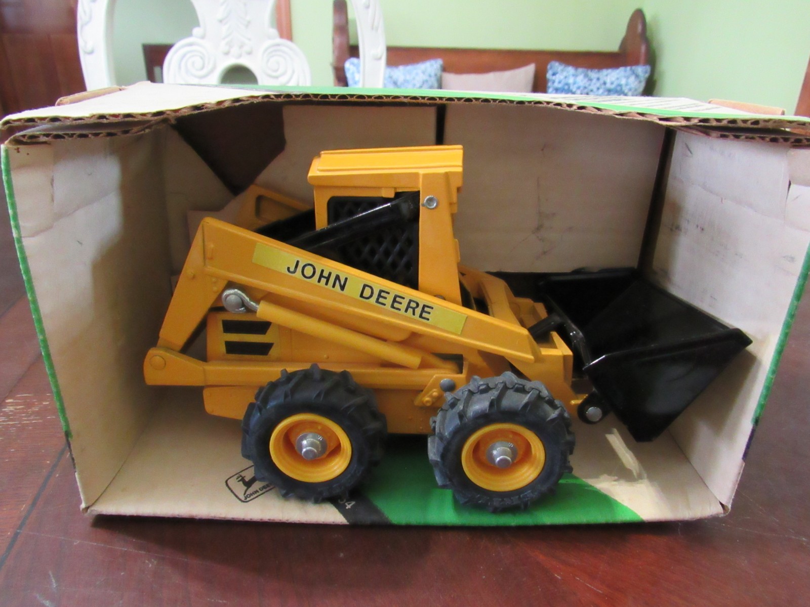 VINTAGE ERTL 1/16 #554 JOHN DEERE SKID STEER LOADER – NIB – NEVER DISPLAYED