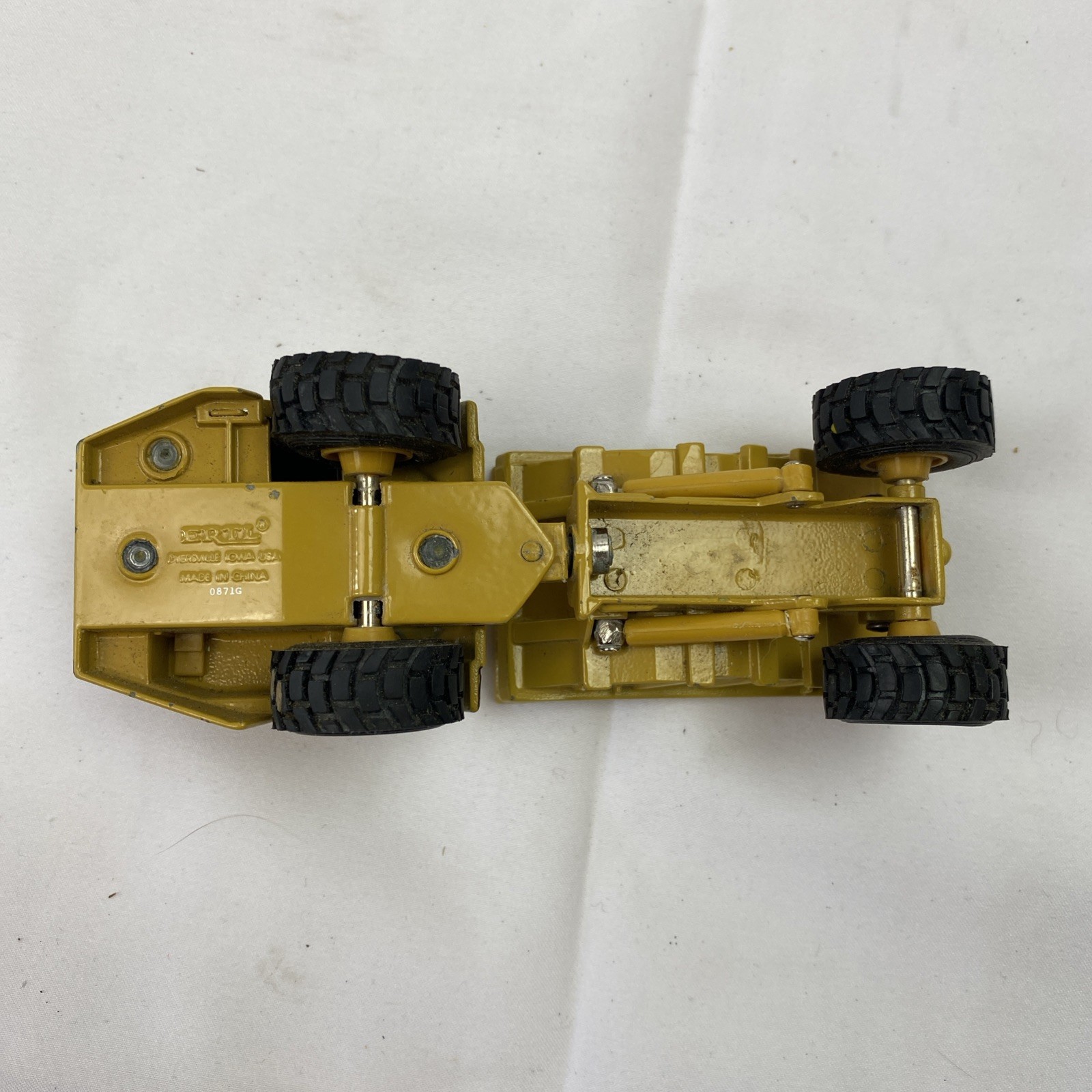 ERTL Caterpillar CAT D25D Articulated Dump Truck 1:64