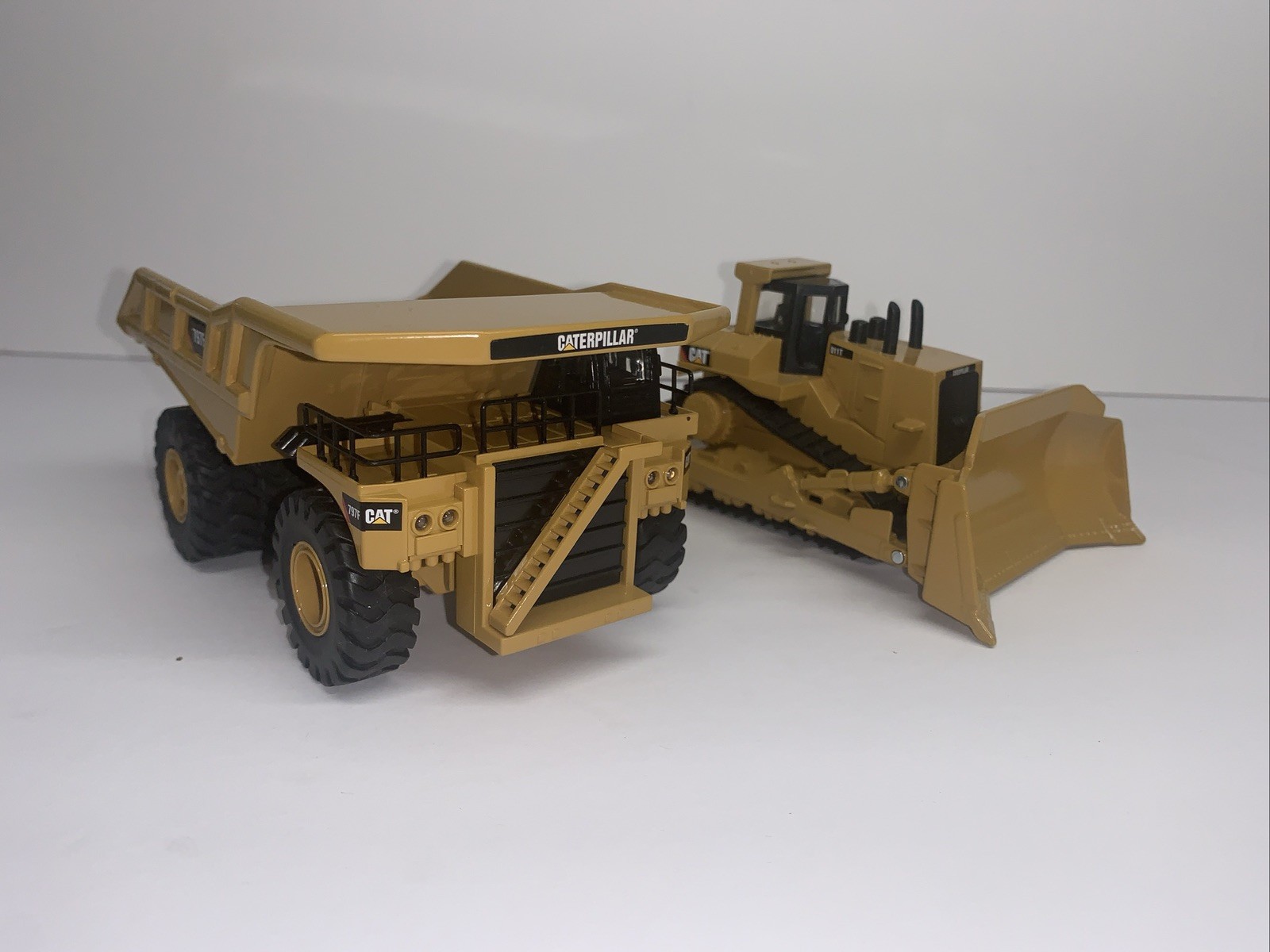 1:50 CAT 797F Off Highway Truck — Caterpillar Norscot and CAT D11T set of 2