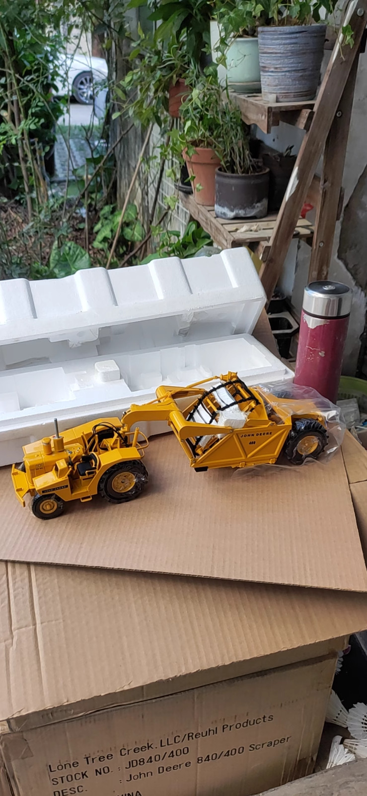 1:24 Scale John Deere 840 Diesel with 400 Scraper – Reuhl Model JD840/400 New