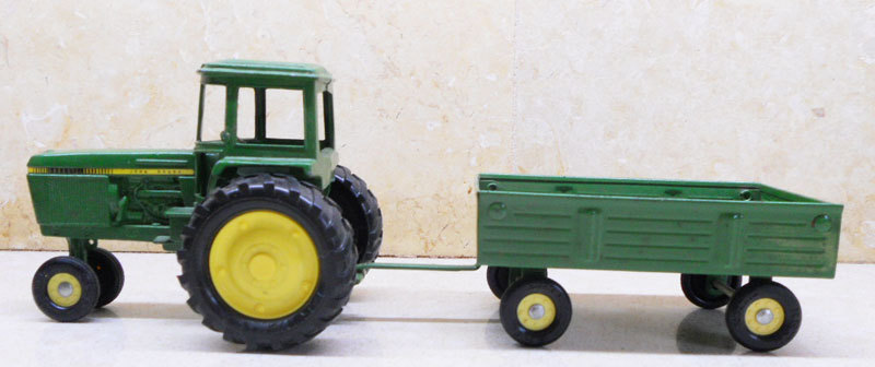 COLLECTIBLE ERTL TRACTOR AND WAGON #74-7650 JOHN DEERE DYERSVILLE IOWA U.S.A(8)