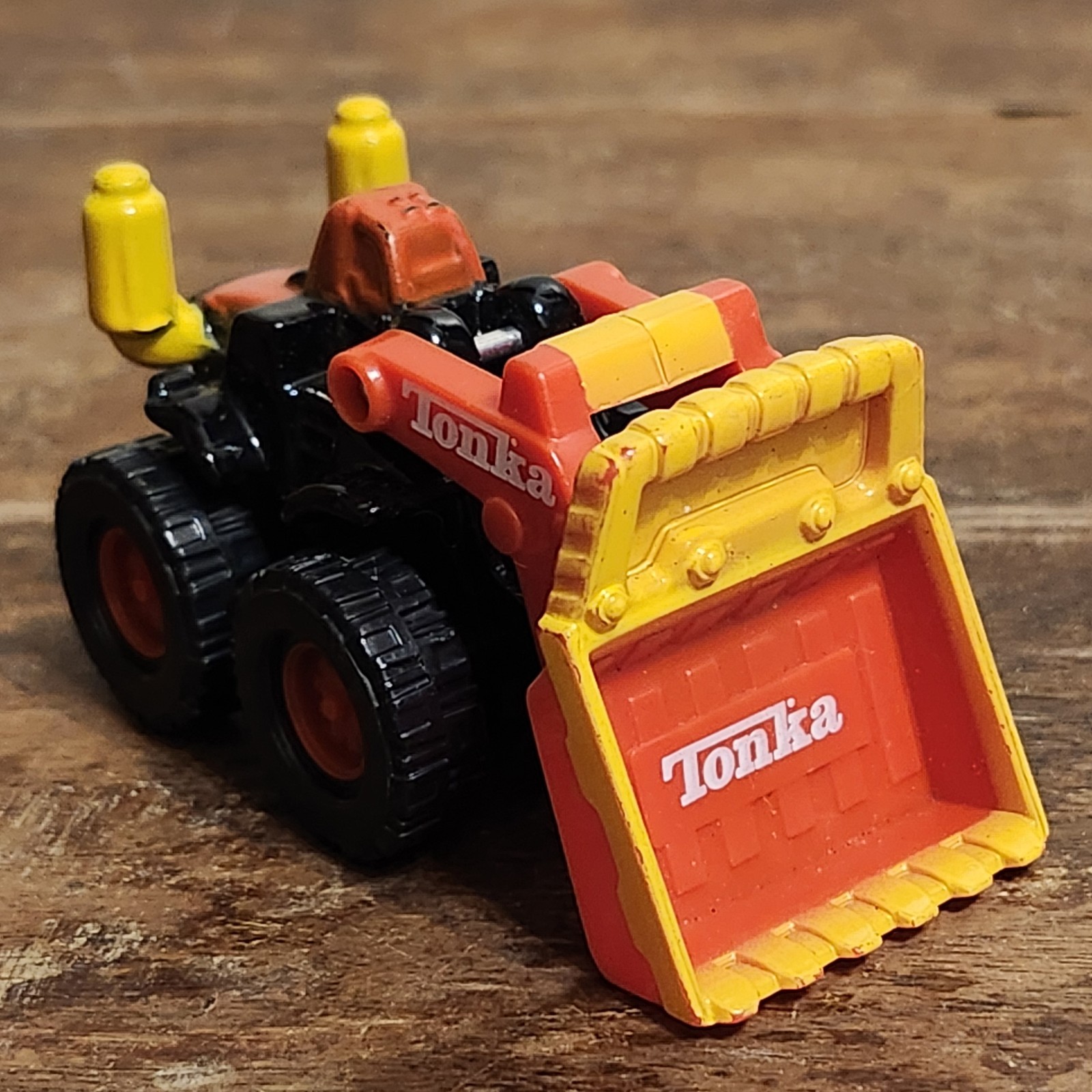 Tonka Maisto Front End Loader 2006 Die Cast 2″ Red Yellow Tiny Construction Toy