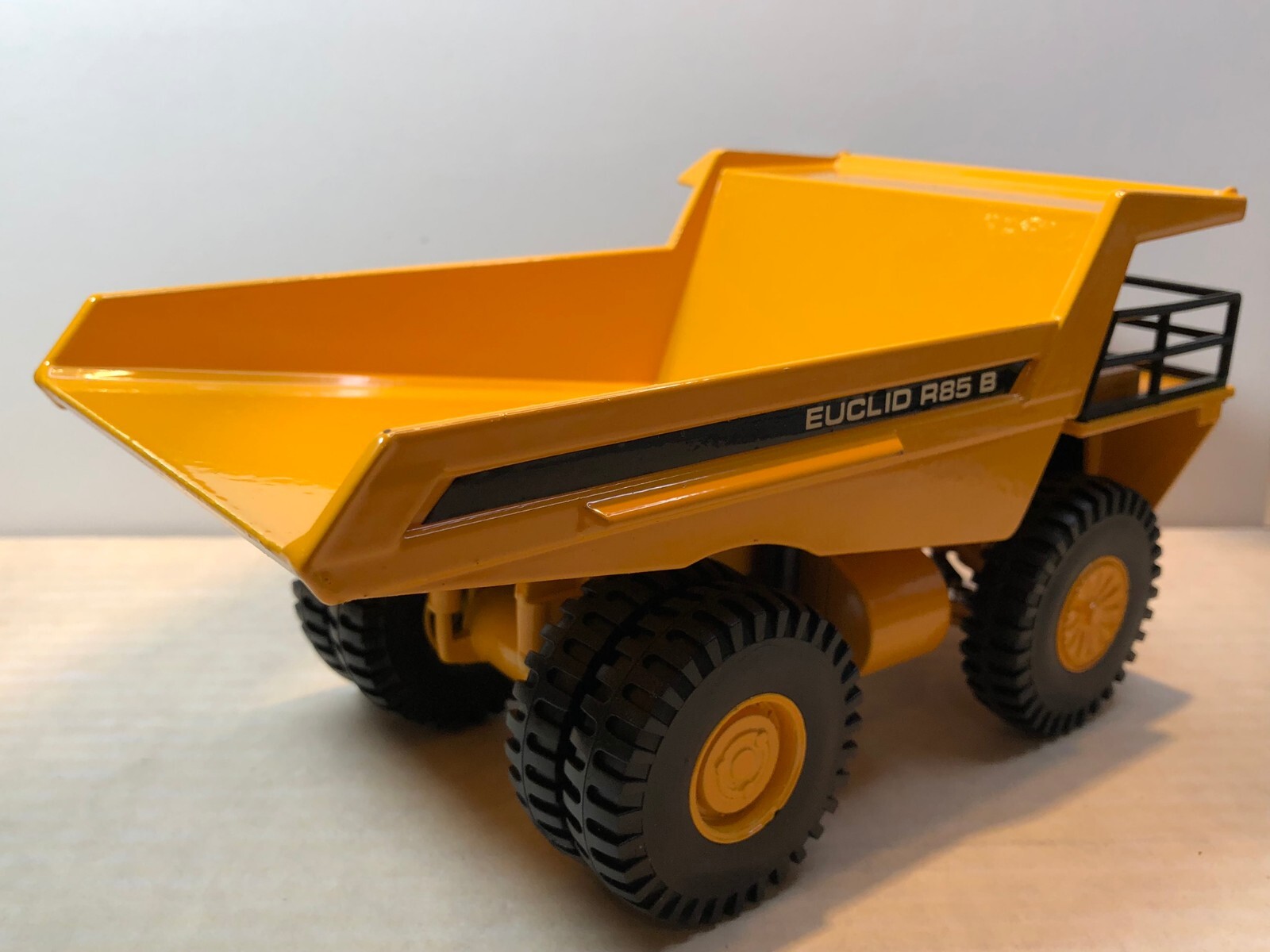 JOAL EUCLID R85 B MINING DUMP TRUCK YELLOW MADE IN SPAIN 1:50 SCALE 1986