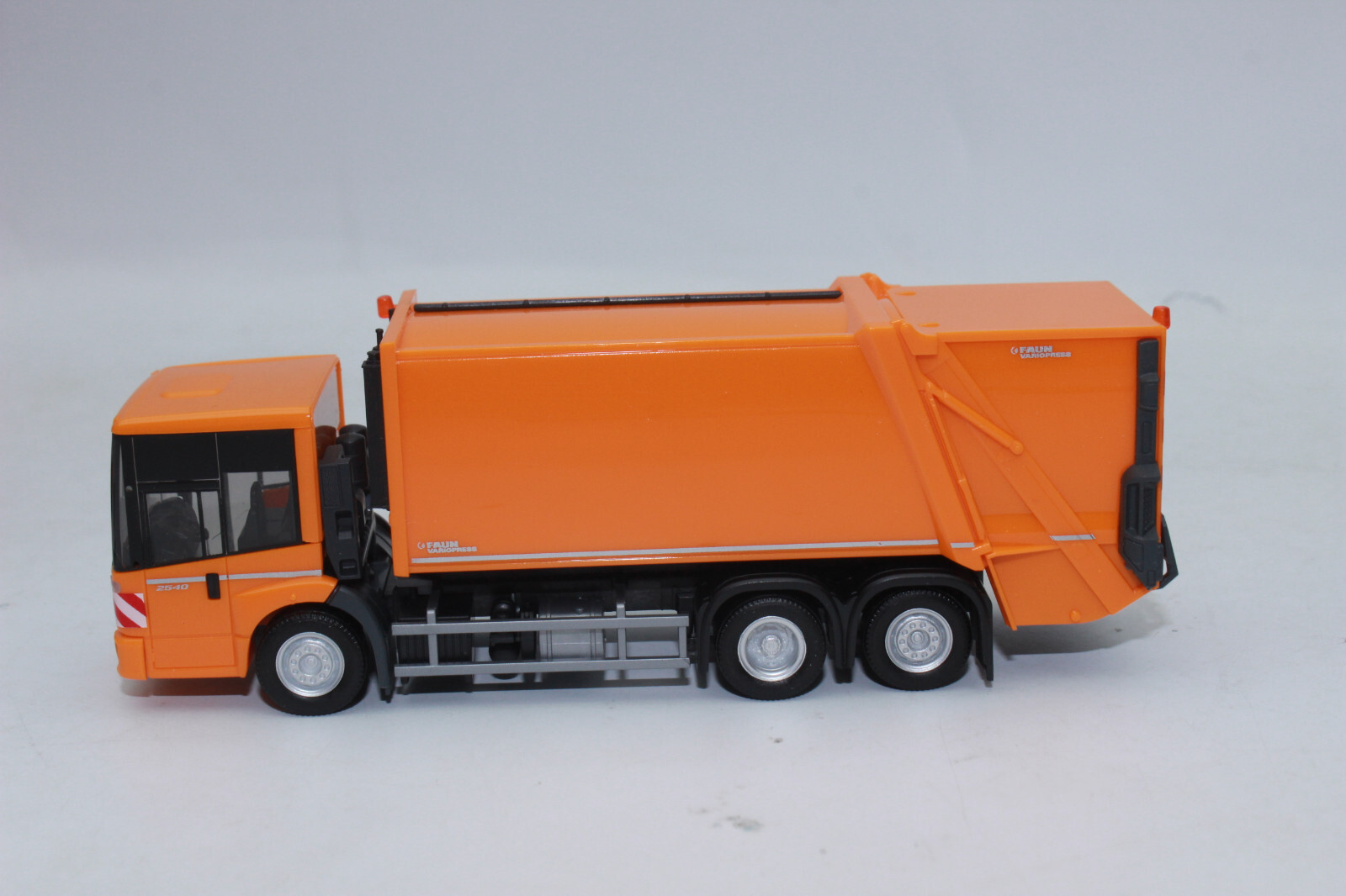 Herpa 319003 Truck MB Econic Compactor Garbage Faun Variopress Communal Orange 1