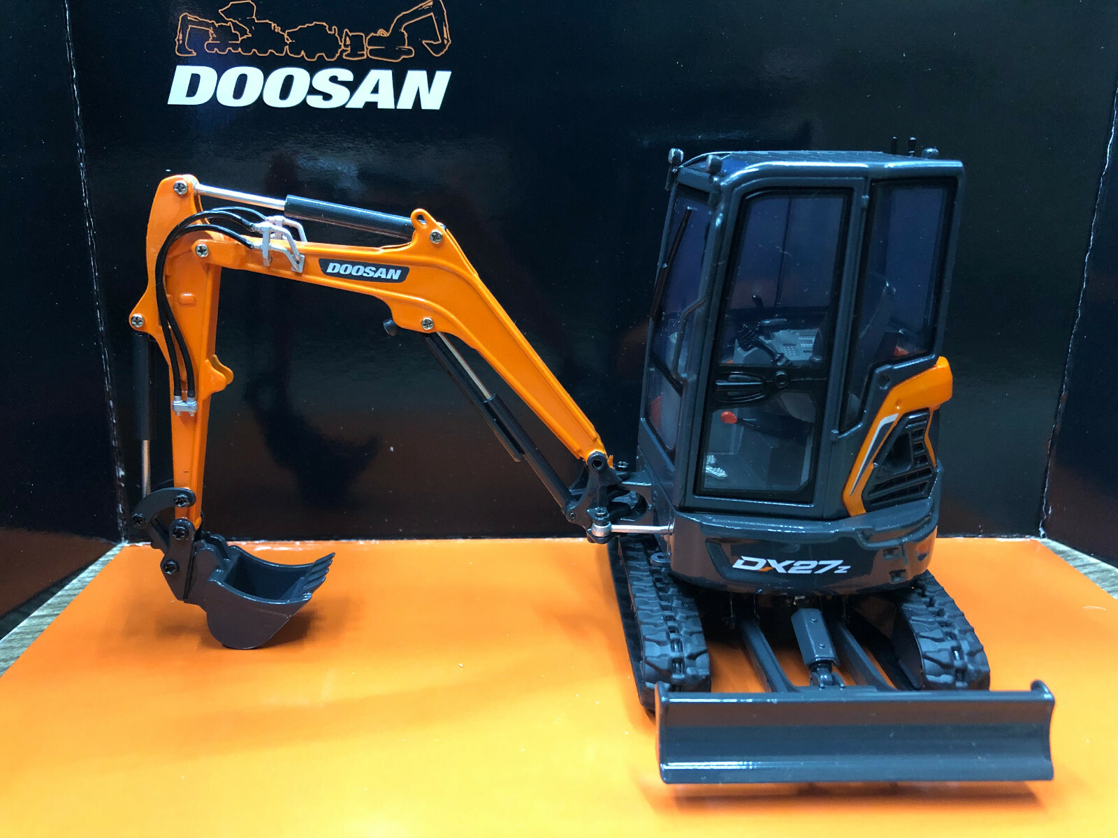 1/25 Excavator Construction Model DOOSAN DX27Z UH8141 Alloy Crawler Display Car