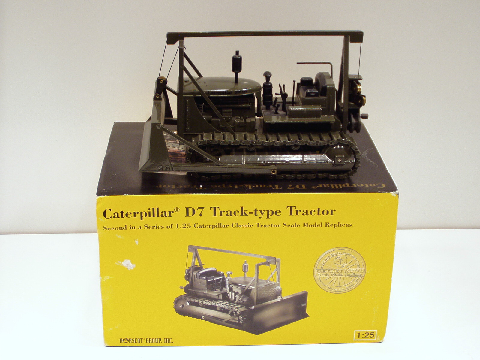 Caterpillar D7 Cable Dozer – “MILITARY GREEN” – NZG #386 – 1/25 – N.MIB