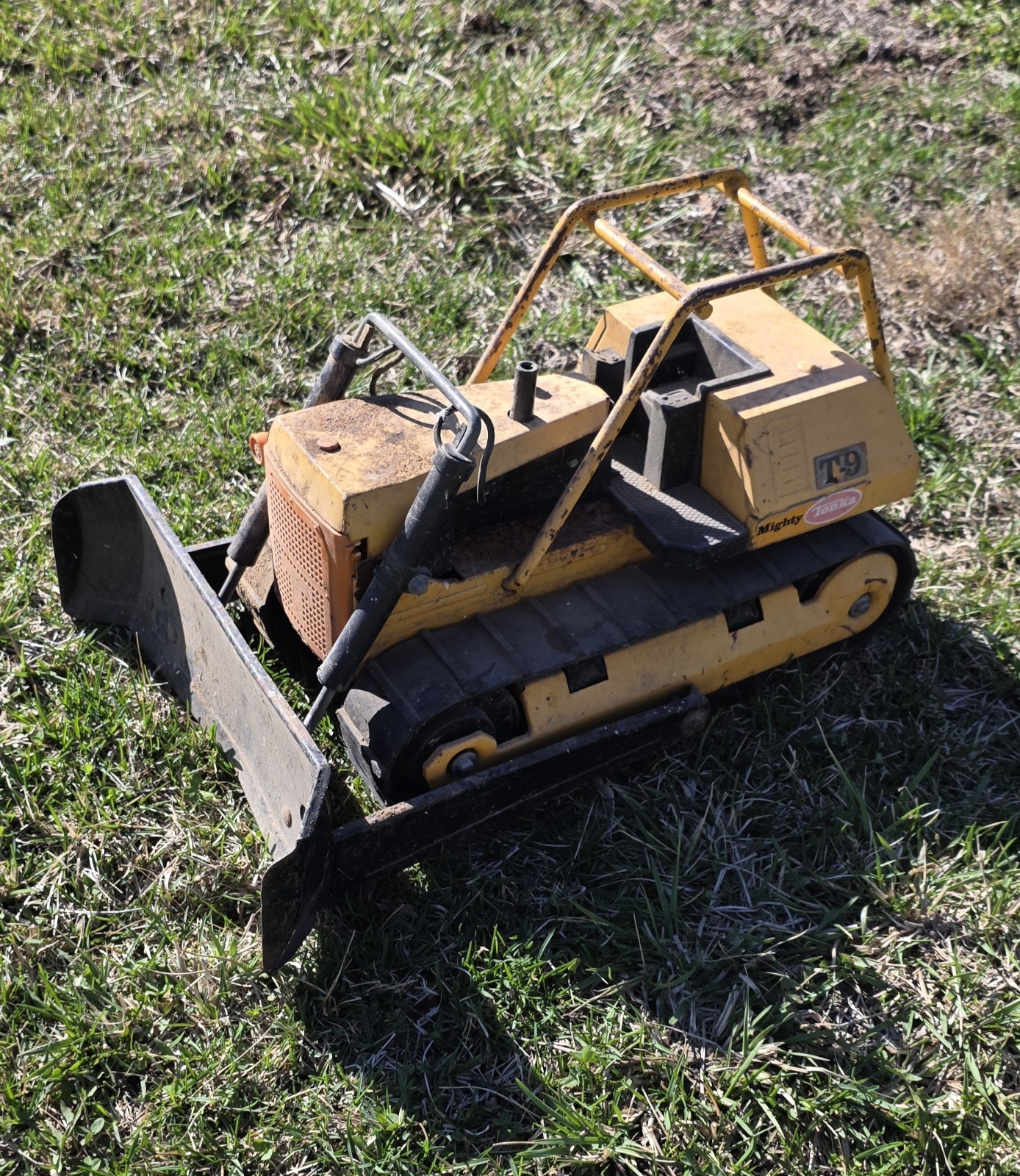 1974-1975 Mighty Tonka T9 Dozer . Pressed Steel . 17″ Long. Rare . Bulldozer VTG