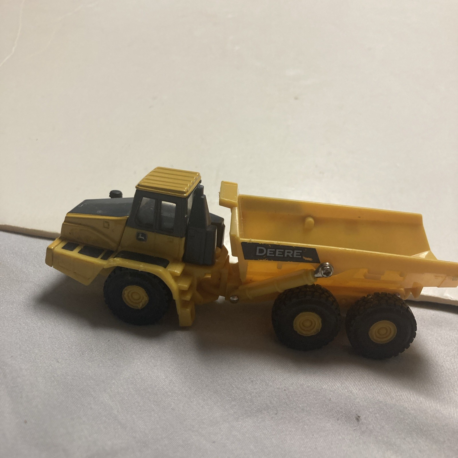 Ertl John Deere articulated dump truck 5.5 in long Plastic Die Cast