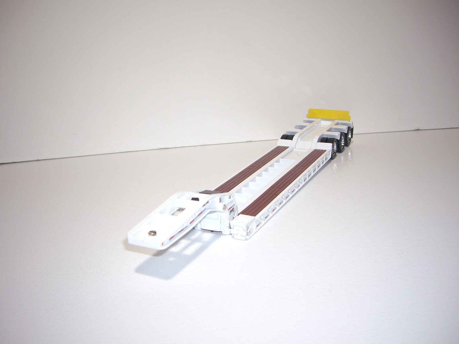 DIECAST MASTERS 1/50 WHITE TRI-AXLE KW T880&TRI-AXLE LOWBOY SAME AS FIRST GEAR