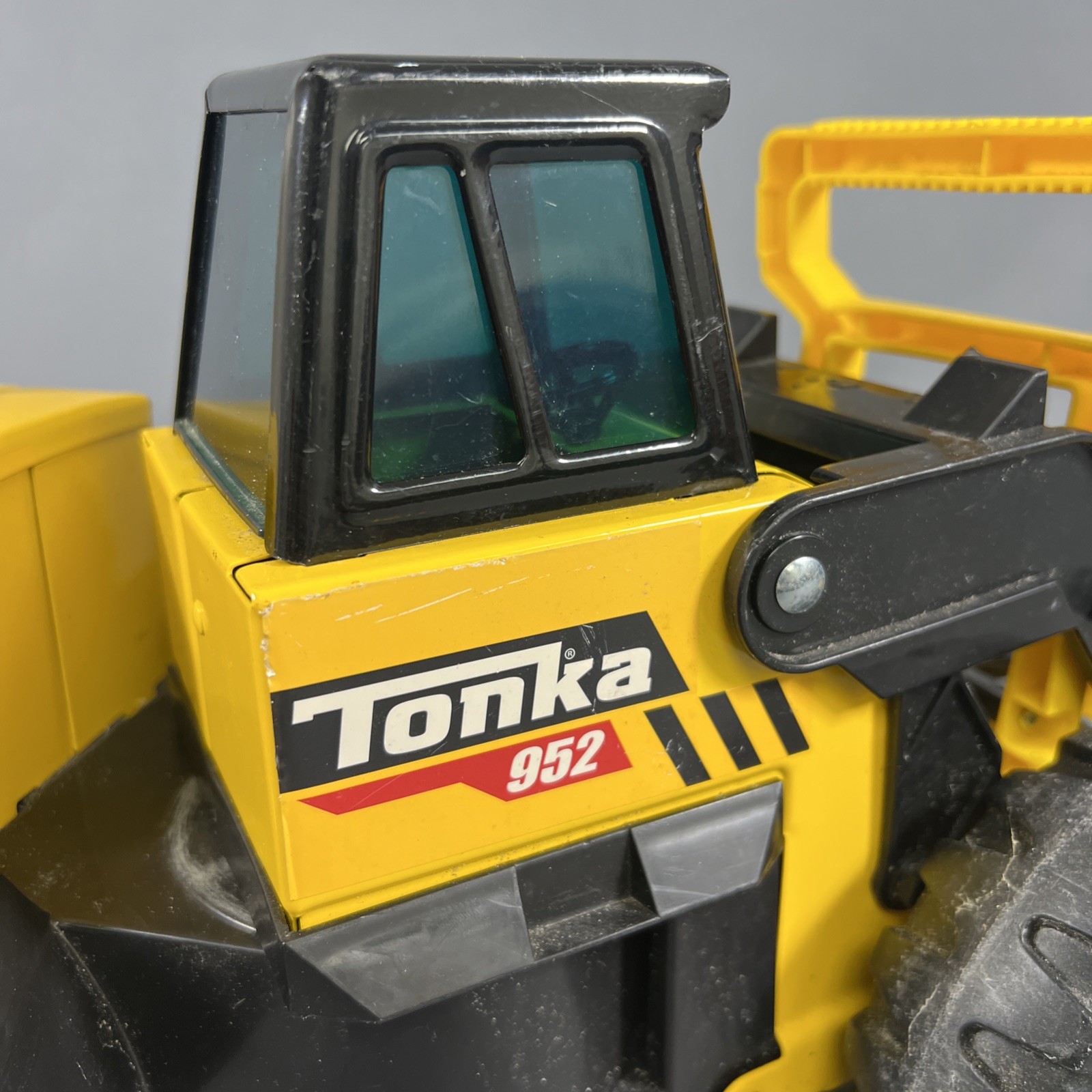 Tonka 952 Metal /plastic Front End Loader. Swivels. 2020