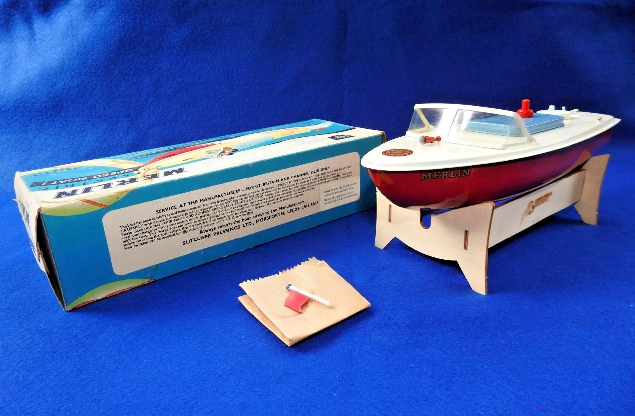 SUTCLIFFE MERLIN 1973 PRESSED STEEL ELECTRIC SPEED BOAT VNM IN BOX + FLAG