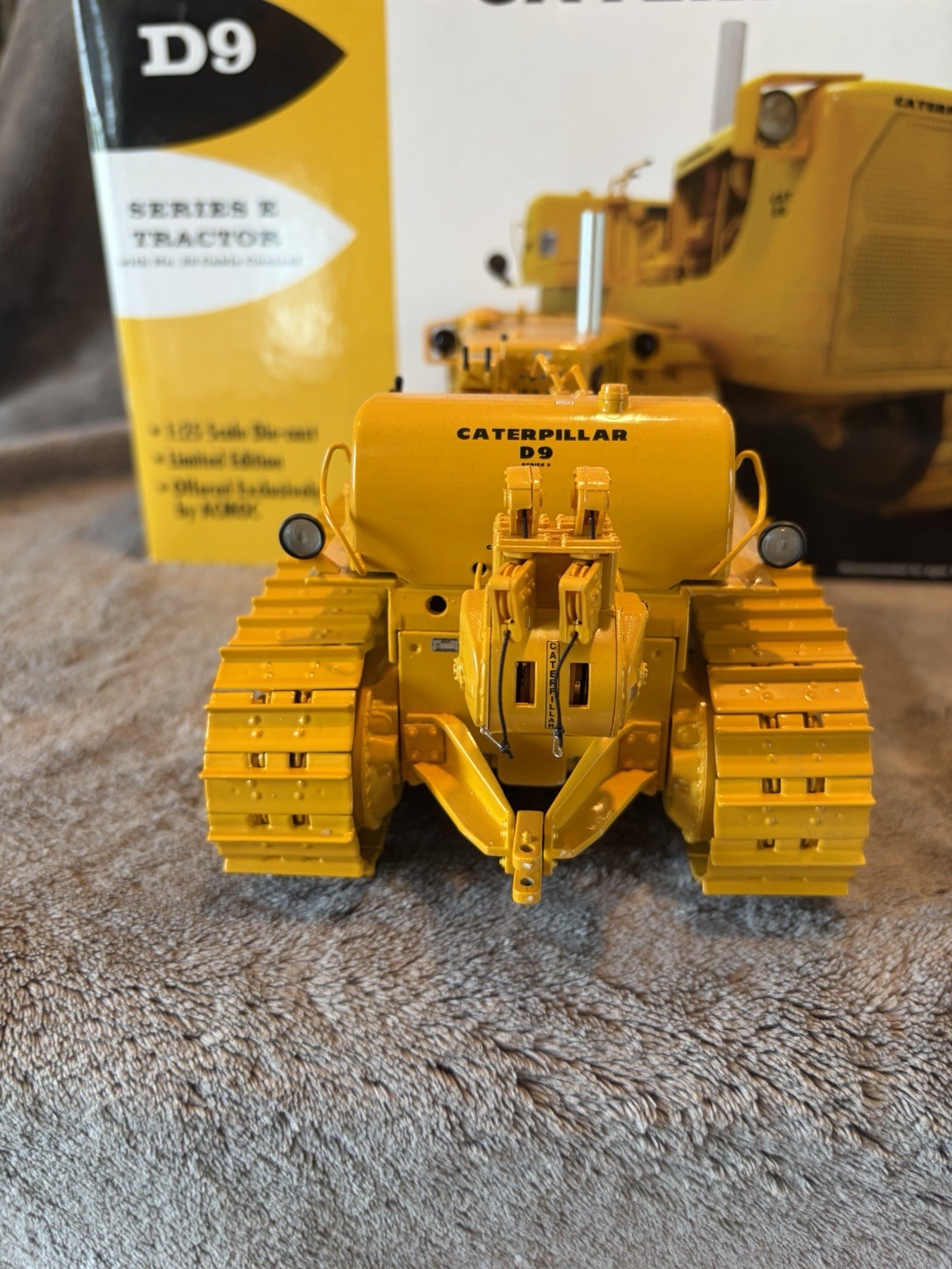 First Gear 49-0148 1:25 Diecast CAT D9 Series E Tractor w/ No.29 Cable Control