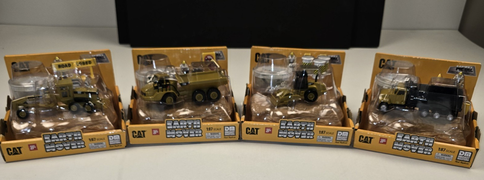 (4) Diecast Masters Caterpillar Diecast Earth Movers 1:87 Earth Movers -HO Scale