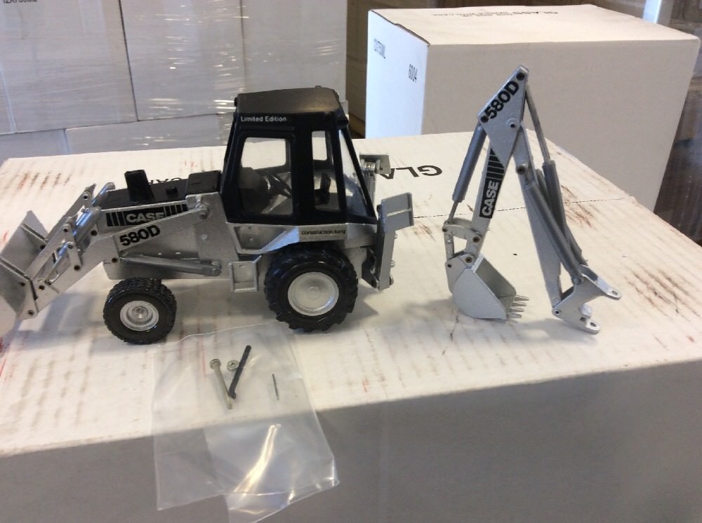 Case 580D Backhoe “SILVER” #6661,8933,8934 Rare Find 1/35 – Conrad #2931