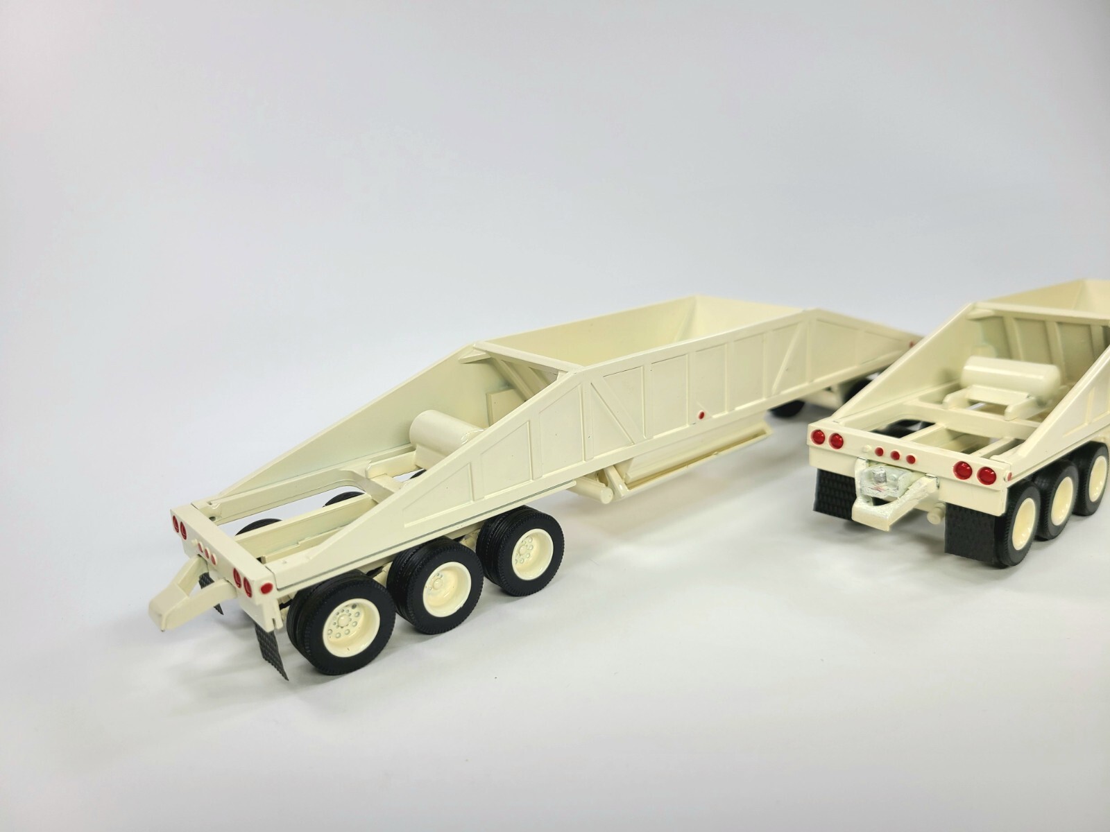 Kenworth W600 with Bottom Dump Trailers – Blue/White ASAM Smith 1:48 Scale Model