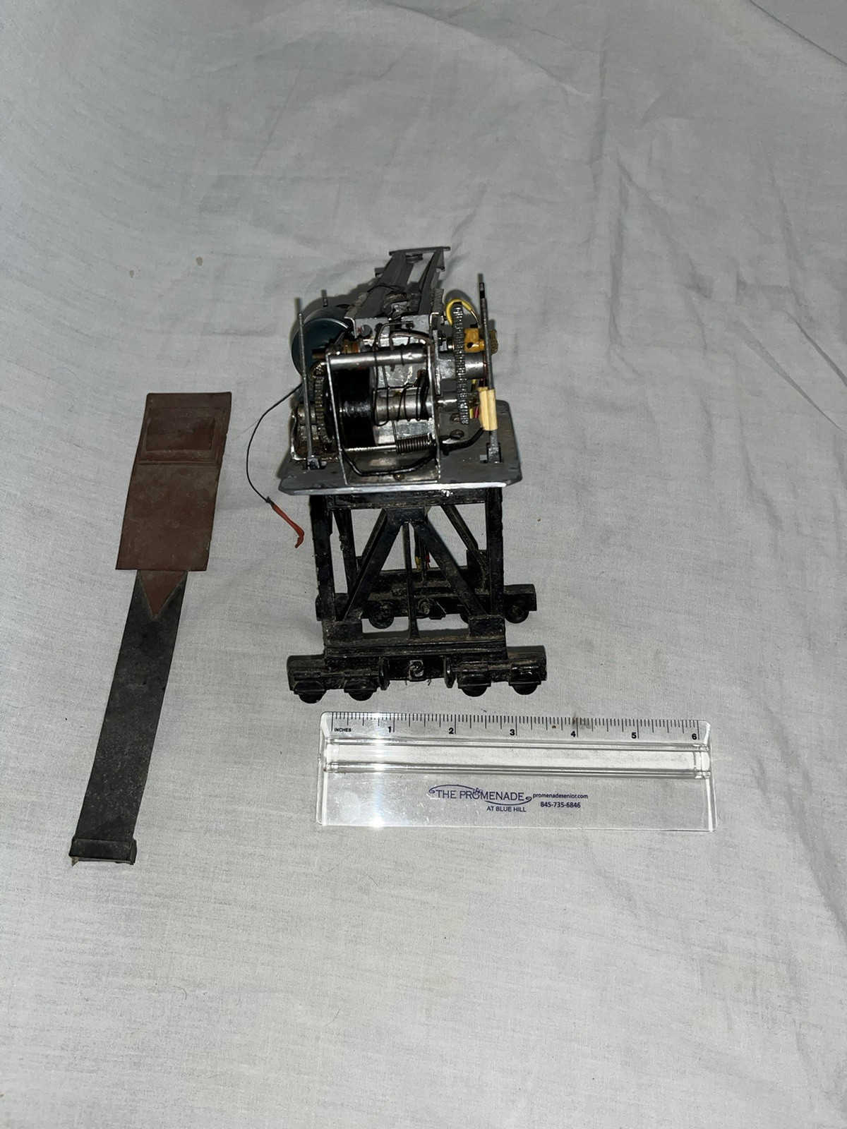 ODD RARE VINTAGE H.O. DIE CAST MOTORIZED CRANE / COAL LOADER FOR RESTORATION